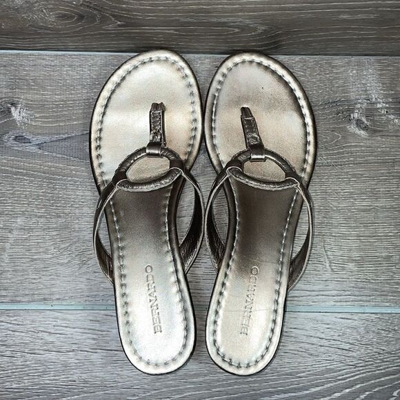 Bernardo Matrix Platinum Calf Leather Women’s Size 10M Thong Wedge Sandals - Picture 5 of 10